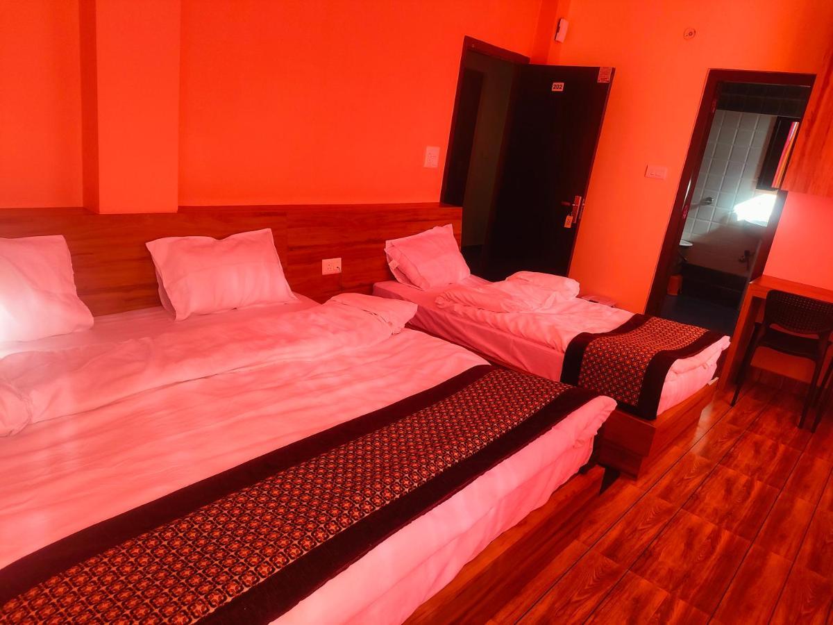 Hotel Rishabh And Banquet Hall Pithorāgarh Eksteriør billede