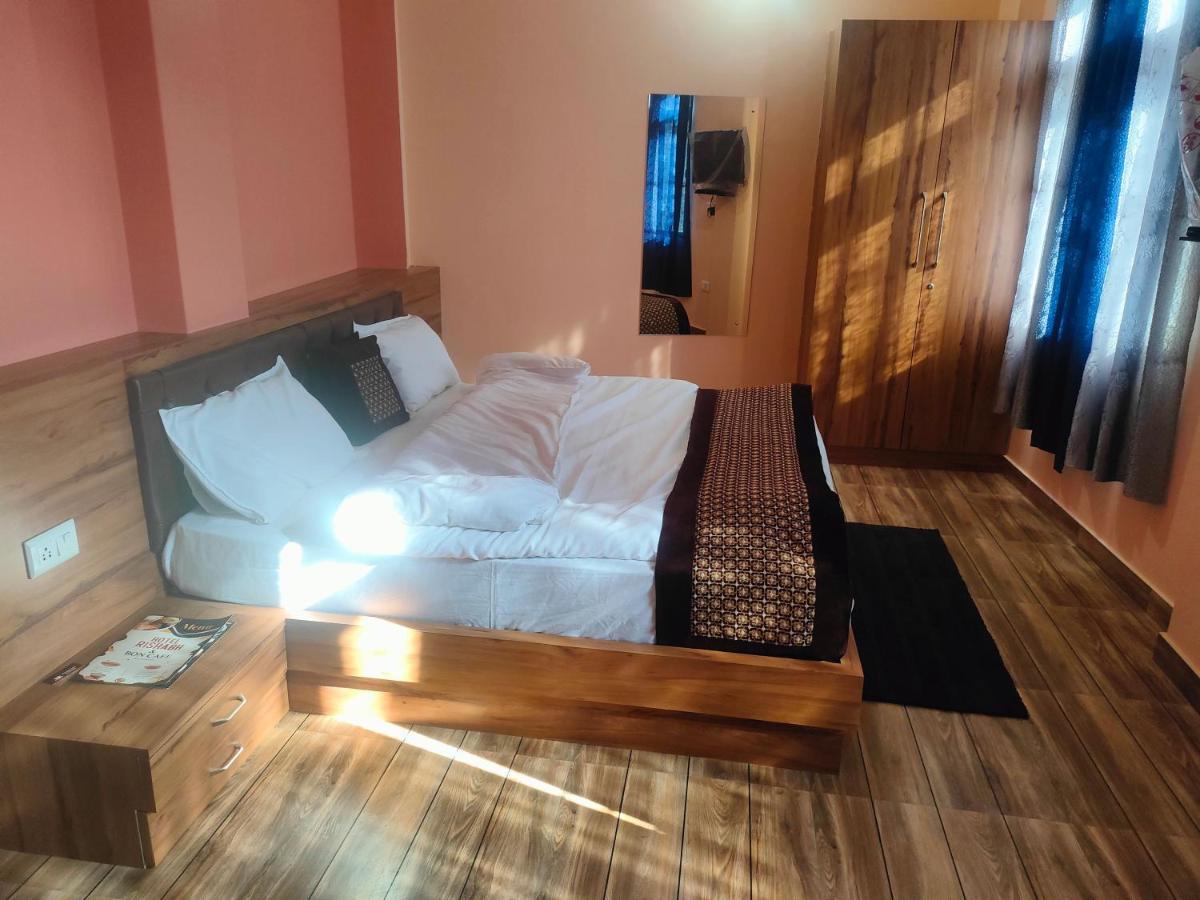 Hotel Rishabh And Banquet Hall Pithorāgarh Eksteriør billede